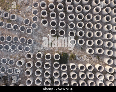 Vue aérienne de tuyaux en béton, plage de Kedungu, Bali, Indonésie Banque D'Images
