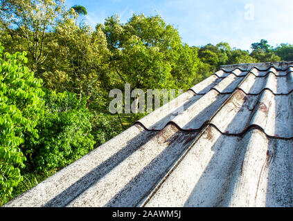 Les rayures sur la surface de l'ancien toit tuile, texture et grunge background Banque D'Images