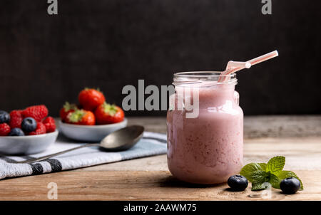 Ce smoothie aux fraises mûres,et les canneberges, de profiter de la propriétés antioxydantes des fruits rouges qui sont riches en vi Banque D'Images