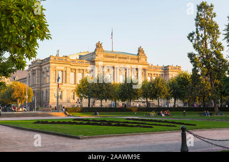 Vue sur Théâtre National de Strasbourg contre ciel clair, France Banque D'Images