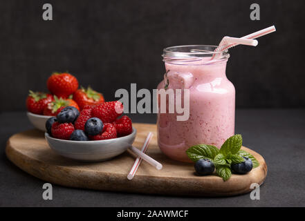 Ce smoothie aux fraises mûres,et les canneberges, de profiter de la propriétés antioxydantes des fruits rouges qui sont riches en vi Banque D'Images