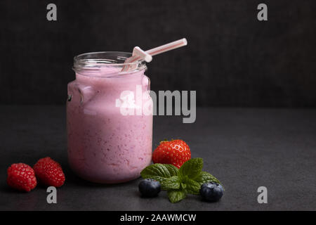 Ce smoothie aux fraises mûres,et les canneberges, de profiter de la propriétés antioxydantes des fruits rouges qui sont riches en vi Banque D'Images