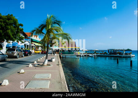 Pier de Kralendijk contre ciel bleu à Bonaire, ABC Islands, Caribbean Banque D'Images