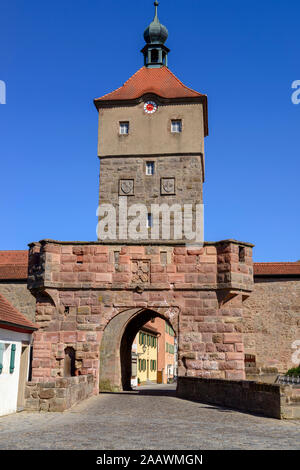 Porte supérieure contre ciel bleu clair à Wolframs-Eschenbach, Allemagne Banque D'Images