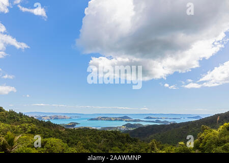 Nouvelle Zélande, île du Nord, Waikato, paysage pittoresque contre ciel nuageux Banque D'Images