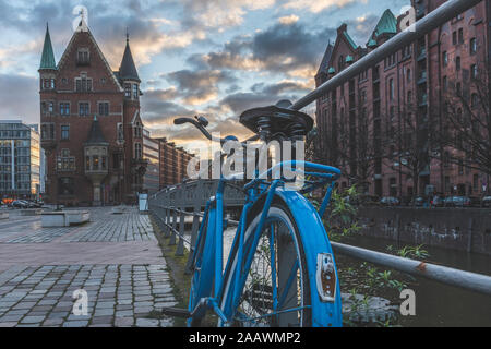 Location en stationnement sur trottoir contre Speicherstadt au coucher du soleil, Hambourg, Allemagne Banque D'Images