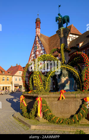 Osterbrunnen devant l'hôtel de ville contre ciel bleu clair, Forchheim, Allemagne Banque D'Images