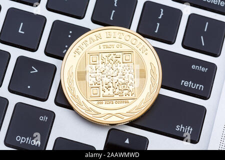 Bitcoin or isolé sur keaboard. Bitcoin fraiche. Cryptocurrency naturelles. Banque D'Images