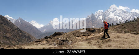 Randonnée femme le camp de base de l'Everest trek Himalaya, Khumjung nera, Solo Khumbu, Népal Banque D'Images