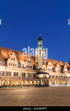 Low angle view of Town Hall Tower contre ciel bleu clair à Leipzig au crépuscule, Allemagne Banque D'Images