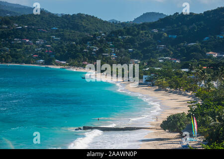 Vue aérienne de la plage de Grand'Anse contre montagne à la Grenade, Caraïbes Banque D'Images