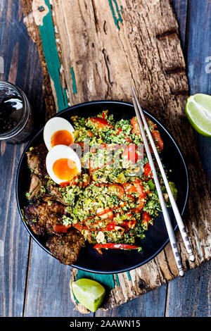 Style thaï fried rice (Brocoli Brocoli râpé) avec des tranches de bœuf, les œufs, et sauce épicée (régime cétogène, paleo diet, low carb) Banque D'Images