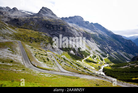 Route sinueuse, col du Stelvio, Trentino-Alto Adige, Italie Banque D'Images