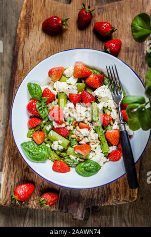 Salade verte aux asperges vertes Banque D'Images