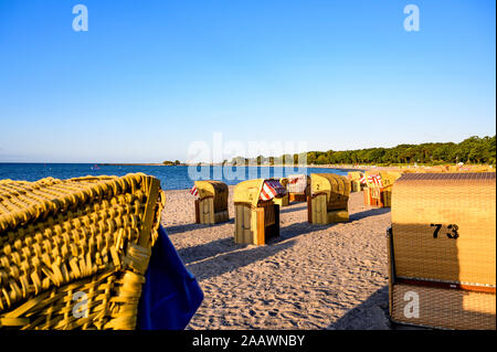 Allemagne, Schleswig-Holstein, Niendorf, Strandkorb de chaises longues sur la plage plage côtière de sable Banque D'Images