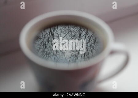 Reflet de la forêt d'automne au matin café chaud Banque D'Images