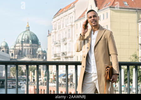 Portrait of businessman au téléphone, Berlin, Allemagne Banque D'Images