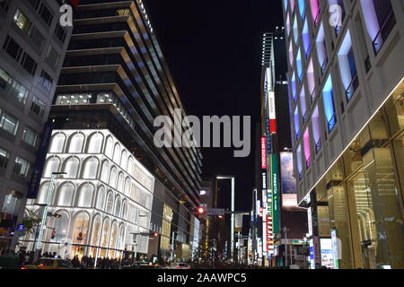 Bâtiments dans le quartier Ginza de nuit, un centre commercial haut de gamme populaire de Tokyo, Japon Banque D'Images