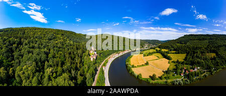 Vue aérienne de Zwingenberg château sur la montagne par la rivière Neckar, Hesse, Allemagne Banque D'Images