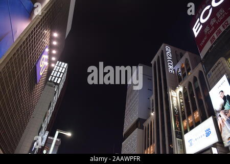 Bâtiments dans le quartier Ginza de nuit, un centre commercial haut de gamme populaire de Tokyo, Japon Banque D'Images