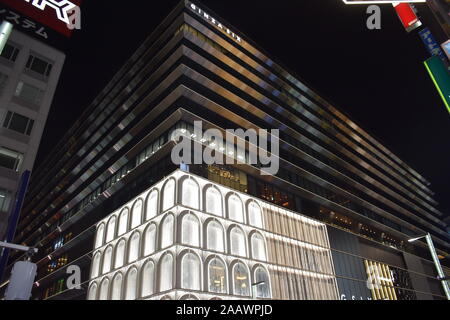 Bâtiments dans le quartier Ginza de nuit, un centre commercial haut de gamme populaire de Tokyo, Japon Banque D'Images