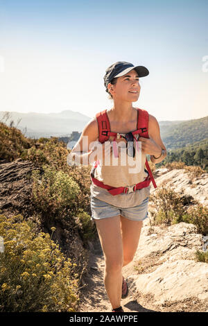 Female hiker lors de randonnée au vallée du Tavignano, Corte, Haute-Corse, Corse, France Banque D'Images