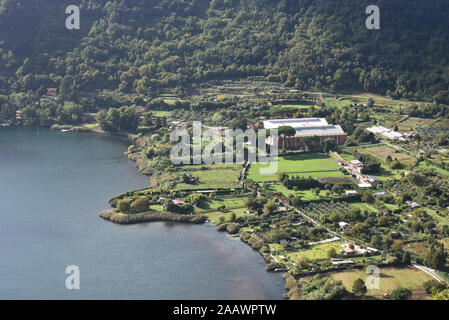 Vue panoramique sur le lac de Nemi amoureux de terrasse. Une jolie petite ville dans la ville métropolitaine de Rome. Nemi, lazio, Italie. Banque D'Images