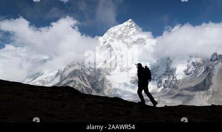 Femme trekking avec le Mt Everest, Nuptse et Kala Patthar en arrière-plan, Himalaya, Solo Khumbu, Népal Banque D'Images