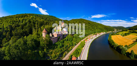 Vue aérienne de Zwingenberg château sur la montagne par la rivière Neckar, Hesse, Allemagne Banque D'Images