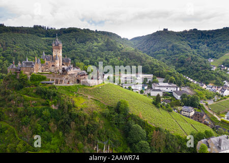 Vue aérienne de château sur la montagne contre ciel nuageux en ville, Cochem, Allemagne Banque D'Images