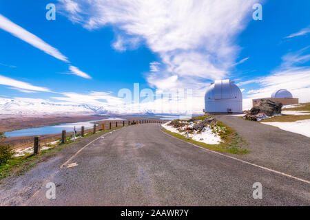 Vue sur l'Observatoire de l'Université John par route, Tekapo, île du Sud, Nouvelle-Zélande Banque D'Images