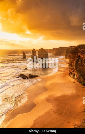 Les roches de la pile contre le ciel nuageux à douze Apôtres Marine National Park, Victoria, Australie Banque D'Images