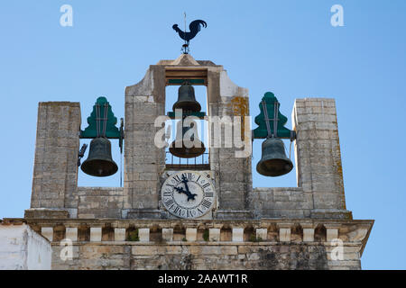 Low angle view of Bell Tower contre ciel clair à Faro, Portugal Banque D'Images