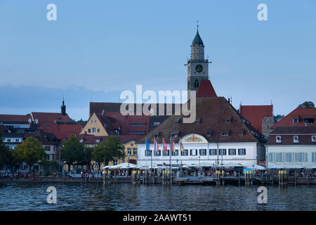 Voir l'historique de la Fondation par le lac de Constance contre le ciel bleu en ville, Überlingen, Allemagne Banque D'Images