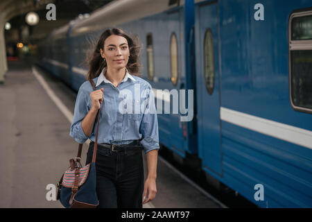 Les jeunes voyageuses marcher sur la plate-forme Banque D'Images