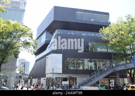 Dans les bâtiments modernes du quartier Omotesando à Tokyo, Japon Banque D'Images