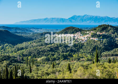 High angle view of mountain village contre taquet ciel lors de journée ensoleillée, Corfou, îles Ioniennes, Grèce Banque D'Images