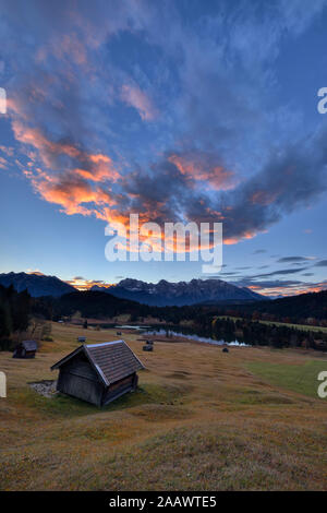 Log cabin on Grassy Lake Geroldsee contre paysage et de Karwendel en Bavière, Allemagne Banque D'Images