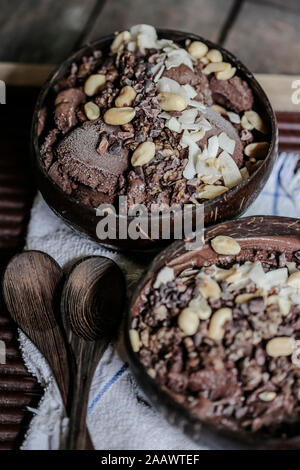 Close-up de glace au chocolat avec des fruits et noix servi dans des bols sur la table Banque D'Images