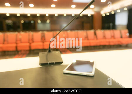 Tribune avec microphone et de l'ipad en salle de conférence Banque D'Images