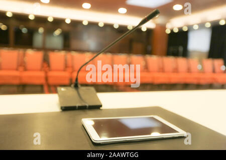 Tribune avec microphone et de l'ipad en salle de conférence Banque D'Images