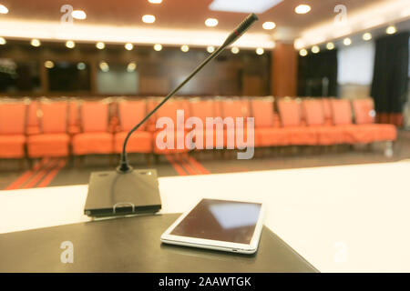 Tribune avec microphone et de l'ipad en salle de conférence Banque D'Images