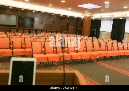 Tribune avec microphone et de l'ipad en salle de conférence Banque D'Images