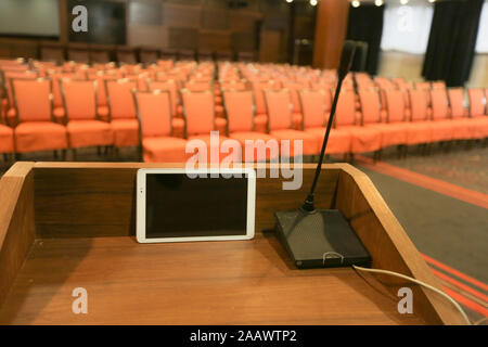 Tribune avec microphone et de l'ipad en salle de conférence Banque D'Images