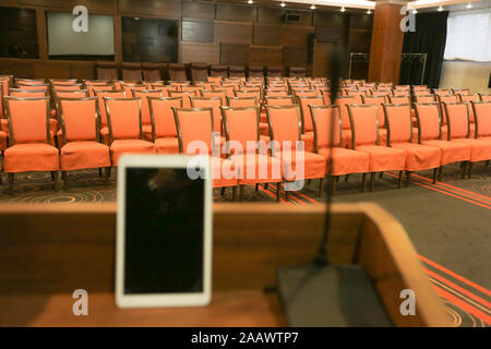Tribune avec microphone et de l'ipad en salle de conférence Banque D'Images