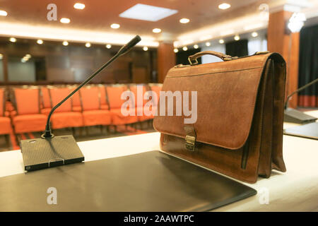 Tribune avec microphone et de l'ipad en salle de conférence Banque D'Images