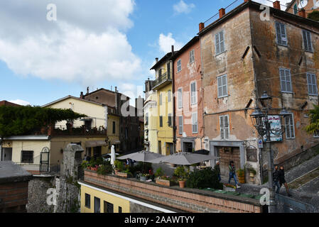 Les touristes sont en marche de Nemi. Une jolie petite ville dans la ville métropolitaine de Rome. Nemi, lazio, Italie. Banque D'Images