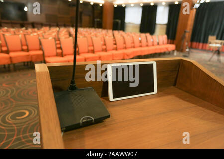 Tribune avec microphone et de l'ipad en salle de conférence Banque D'Images