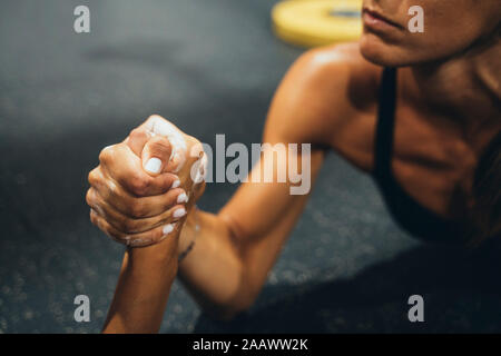 Deux femmes en bonne forme faisant Arm wrestling challenge dans une salle de sport Banque D'Images