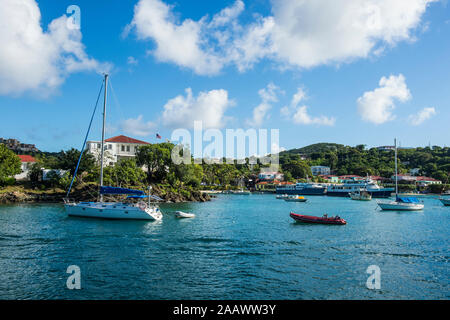 Bateaux sur mer à Cruz Bay contre sky chez Virgin Islands National Park, États-Unis Banque D'Images